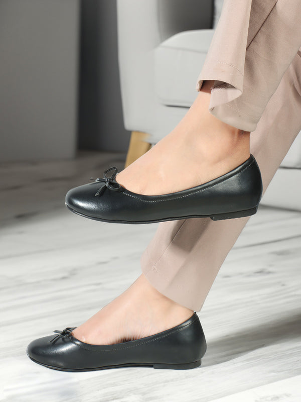 Women's Classic Ballet Flat with Tie Bow Detail
